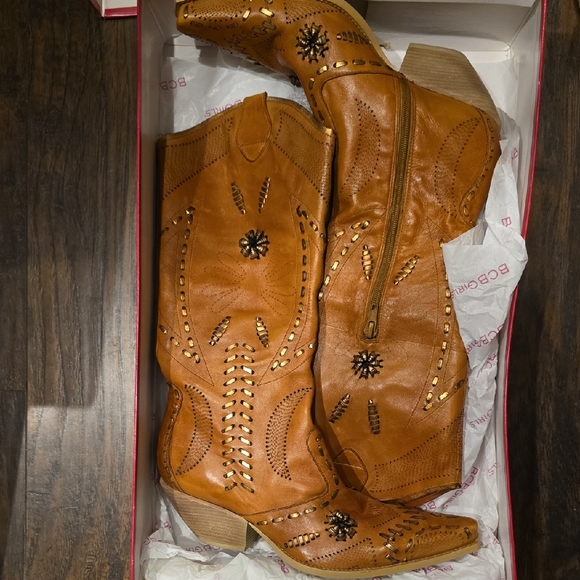 NEW IN BOX BCBGirls Tan Leather Heeled Boots - Picture 1 of 2